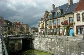 Je vous emmne visiter la ville de Bergues. Comment se nomment ses habitants ?