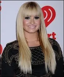 Comment s'appelle cette chanteuse qui a teint ses cheveux en blond ?