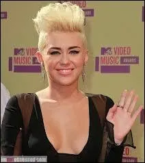 Comment s'appelle cette chanteuse qui a rcemment coup sa belle crinire brune pour cette sidecut ?