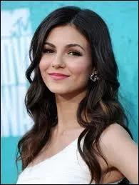 Comment s'appelle cette chanteuse qui a dbut sa carrire dans Zo ?