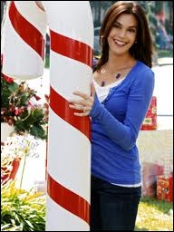 Eh oui, en Californie, on fête Noël au grand soleil. Voici l'actrice Teri Hatcher, qui décore le jardin pour Noël, mais dans quelle série ?