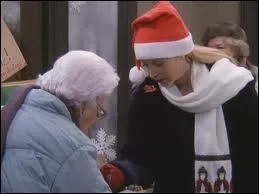 On reconnat ici la srie Friends et Phoebe, avec son systme de pense qui n'appartient qu' elle. Qu'est-elle en train de faire ?