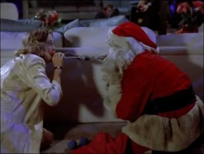 Derrire le canap, c'est Maddie Hayes, et sous le costume de Pre Nol, son associ David Addison. Il s'agit de la srie Clair de lune, et l'acteur sous le costume est ?