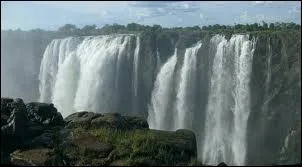 David Livingstone a dcouvert les chutes du Zambze qu'il a baptises du nom de la reine Victoria. O se situent-elles ?