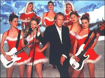 Cette scne clbre avec Bill Nighy, du film Love actually qui se droule durant les ftes de Nol, voque le fameux tube  Christmas is all around  chant par ?