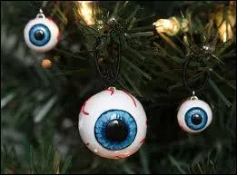 On aurait pu penser  des dcorations de Halloween, mais elles sont bien suspendues  un sapin de Nol... Disons qu'il s'agit du Nol de quelle clbre famille amatrice du genre ?