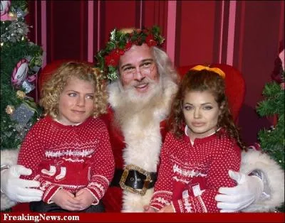 C'est une photo montage, issue d'un concours sur le net pour raliser des Pres Nol  partir de personnages connus. Celle-ci est plutt amusante, car Brad Pitt a deux enfants sur ses genoux...