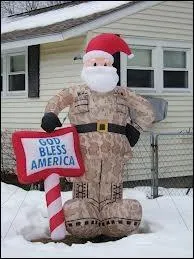 Encore une dcoration de Nol pour le jardin, qui semble vraiment mettre en avant le fait que le pays est... ?