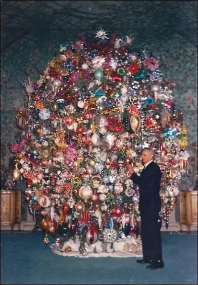 Cet arbre de Nol est celui de la rsidence du grand acteur du muet Harold Lloyd (ce n'est pas lui sur la photo). Il porte plus de 900 dcorations (cliquez pour agrandir) et a une autre particularit