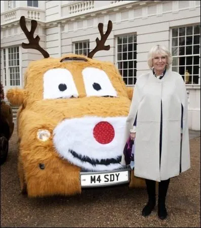 Quelle personnalit est donc amene  poser avec un taxi dguis en renne ?
