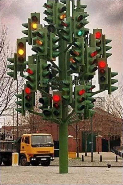 En quel lieu est situ cet trange arbre de Nol constitu de... feux tricolores de circulation ?