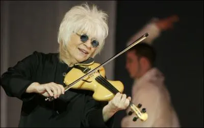 Ses paroles  tu ferais le tour du monde, cach dans les bagages de la bgum, que tu irais jusqu'au newton marcher sur les traces de Jack London,   sont pour ... .