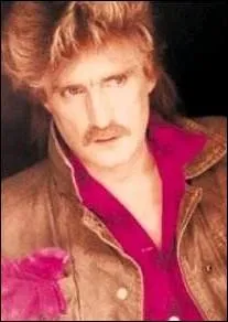 Ses paroles  j'avais dessin sur le sable son doux visage qui me souriait puis il a plu sur cette plage dans cet orage, elle a disparu.   sont pour ... .