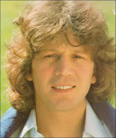 Ses paroles  tu habitais tout prs du grand palais je t'appelais le matin et ensemble on prenait le train pour aller, au lyce.   sont pour ... . .