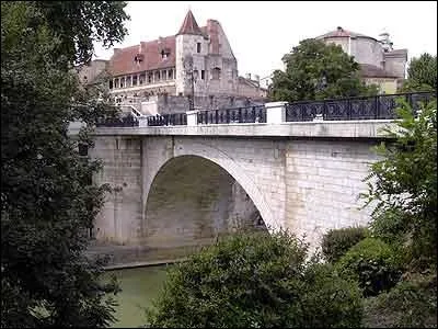 Votre soeur Line vous a envoy une superbe carte postale de Nrac, de quel dpartement provient-elle ?