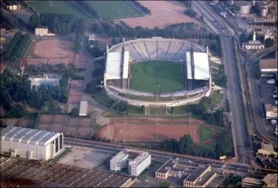 Sur quel stade volue l'Olympique lyonnais, sept fois champion de France et 5 fois vainqueur de la Coupe de France  l'heure actuelle ?
