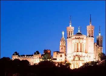 C'est sur la colline de Fourvire que s'rigea la ville. Sur cette colline s'lve maintenant la basilique Notre-Dame construite au :