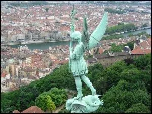 Avec ses presque 500 000 habitants intra-muros, quel rang occupe Lyon dans la liste des communes de France ?