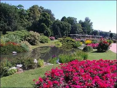 Cr la mme anne que Central Park  New York, un parc urbain s'tale sur 117ha au coeur de la ville. Quel est son nom ?