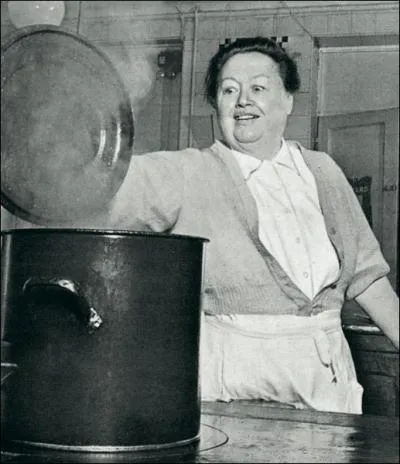 Ds le 18me sicle de nombreux restaurants tenus par des  Mres  virent le jour. L'une d'elles fut la 1re femme  obtenir 3 toiles au Michelin. Il s'agit de :