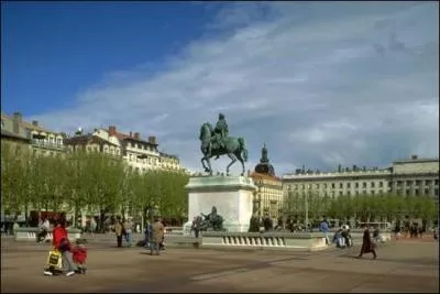 La place Bellecour est rpute pour tre la plus grande place pitonne d'Europe. En son centre on peut voir une statue questre de :