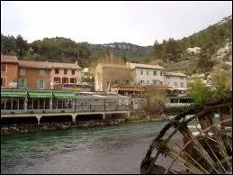 Comment appelle-t-on les habitants du village de Fontaine-de-Vaucluse ?