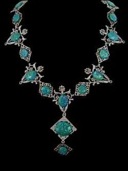 Qui se fait attaquer par un collier ?