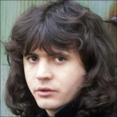 Ses paroles  c'est une gamine qui n'a que la quinzaine laisse exploser ses motions par son got de la rvolte sans haine   sont pour ... . .