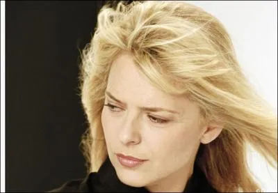 Ses paroles   dis-leur que la nuit tombe sur cette affreuse urgence et que c'est sur nos tombes que le dsert avance   sont pour ... . .