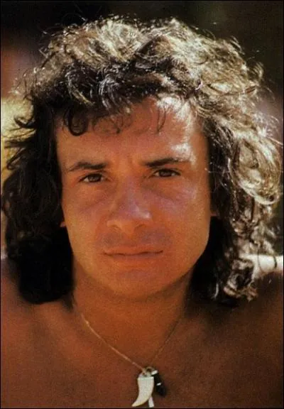 Ses paroles   en voyant les tiroirs de la bureaucratie remplis de tous ces noms de gens qu'on emprisonne ou qu'on envoie mourir aux confins du pays   sont pour ... . .