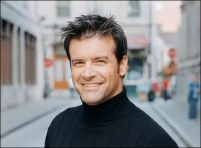 Ses paroles  l'amour sur la plage dserte nos corps brls enlacs comment t'aimer si tu t'en vas dans ton pays loin l-bas   sont pour ... . .