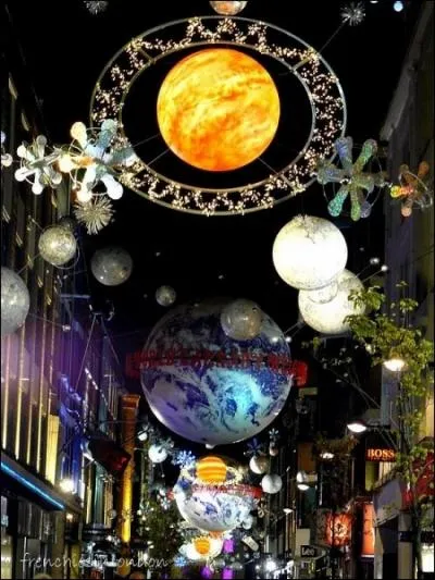 Ces dcorations percutantes se trouvent dans une rue qui a connu une gloire extraordinaire et inattendue dans les annes 60, notamment grce  Mary Quant. On est  ?