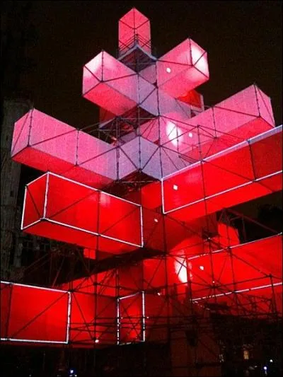 Ce sapin de Nol extraordinaire, qui change de couleur, est la principale attraction d'une capitale d'Europe du Nord, disons celle o fumer la pipe compte...