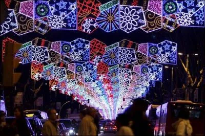 Cette rue colore est situe dans la ville de Gaudi. On se trouve donc  ?