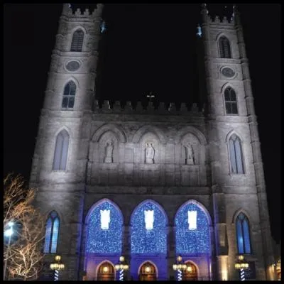 Ces dlicates lumires bleutes font honneur  Notre-Dame. On se trouve dans la ville de ?