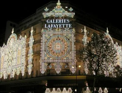 Une multitude de lumires forment une vraie mosaque sur la faade de Nol de ce grand magasin illumin pour Nol. O est-on ?