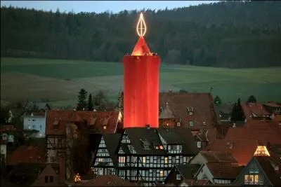 Cette tonnante immense dcoration de Nol est situe dans la ville au doux nom de Schlitz. A votre avis, on est en Allemagne ou en Suisse ?