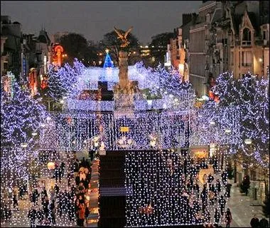 La ville est franaise et comme indice on pourrait dire que c'est une  sacre  ville. On est  ?