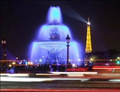 Un indice trs significatif figure sur cette belle photo d'illuminations de Nol. La ville est ?