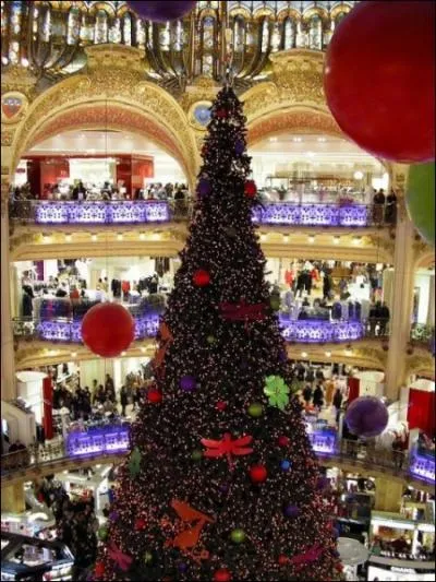 Il s'agit d'une dcoration traditionnelle d'un grand magasin trs connu dans le monde. Si on le connat, on peut reprer un indice sur la photo. On se trouve  ?