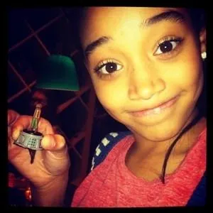 Qu'est-ce qu'Amandla (Rue) tient dans sa main ?