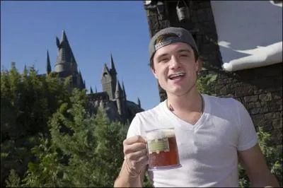 Josh Hutcherson (Peeta), biraubeure  la main, posant devant le chteau de Poudlard Mais d'o peut bien venir cette photo ?