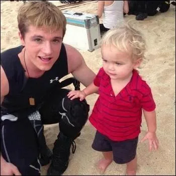 Qui est l'adorable petit garon aux cts de Josh ?