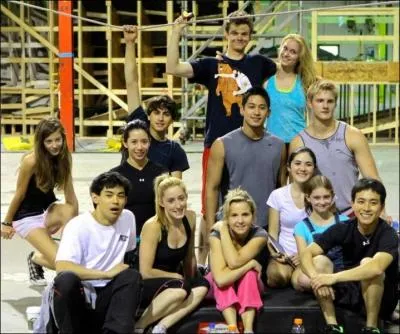 Nouvelle photo de groupe avec quelques acteurs du film dans la salle d'entranement. Qui reconnat-on ?