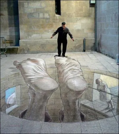 Eduardo Relero propose des illusions d'optique interactives. Dans la rue, vous assistez  un spectacle potique. L'homme tient sur les pieds d'un autre tomb  la renverse. O se produit l'artiste ?