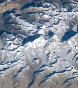 Qui vient de se mettre le Npal  dos en confondant l'Everest, le plus haut sommet du monde, avec une montagne indienne ?