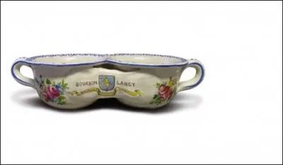 Cet ustensile fut d'un usage trs frquent du XIe jusqu'au XXe sicle. Il disparut progressivement pour tre dfinitivement rang dans son petit meuble en noyer. Quel est-il ?