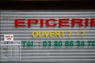 Agrandissez la photo. Impossible d'avoir du pain, nous sommes lundi. Le propritaire doit tre un comique,  moins qu'il ne se plaise  contrer le sens commun. Son enseigne est un vrai :