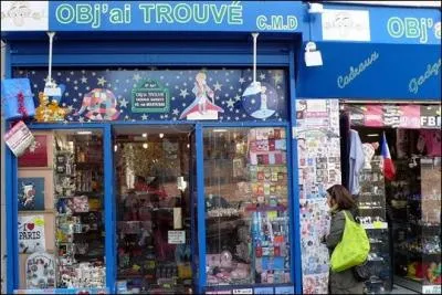 Tiens, cette devanture vous plat ! Vous entrez pour acheter un souvenir et retiendrez le nom de la rue  Mouffetard . Dans quelle ville vous trouvez-vous ?