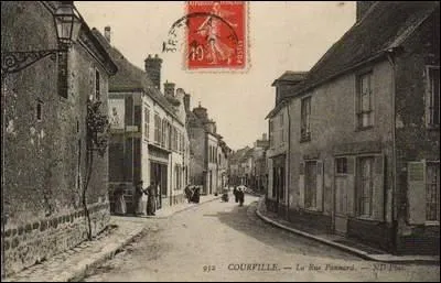 Vous avez travers la France pour le seul plaisir de chercher des choses insolites. Ces espadrilles du magasin de la rue Panard, Courville-sur-Eure, vous plaisent beaucoup. O se situe-t-il ?